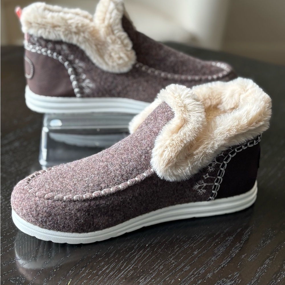 NWOT Cozy Faux Fur Lined Wool Blend Slippers – UnisexWomen’s Size 11 Men’s 9.5